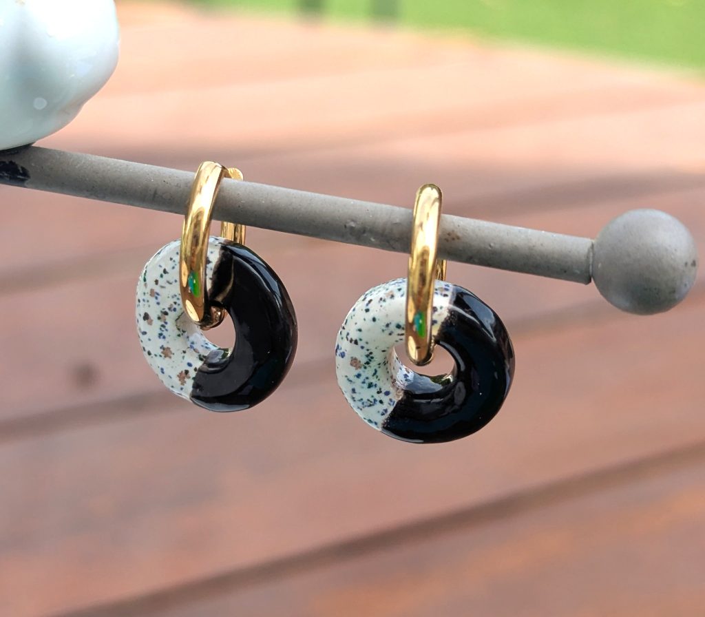 Pendientes Órbita de cerámica en negro y blanco picas con aro dorado de acero inoxidable